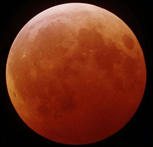 moon in full eclipse